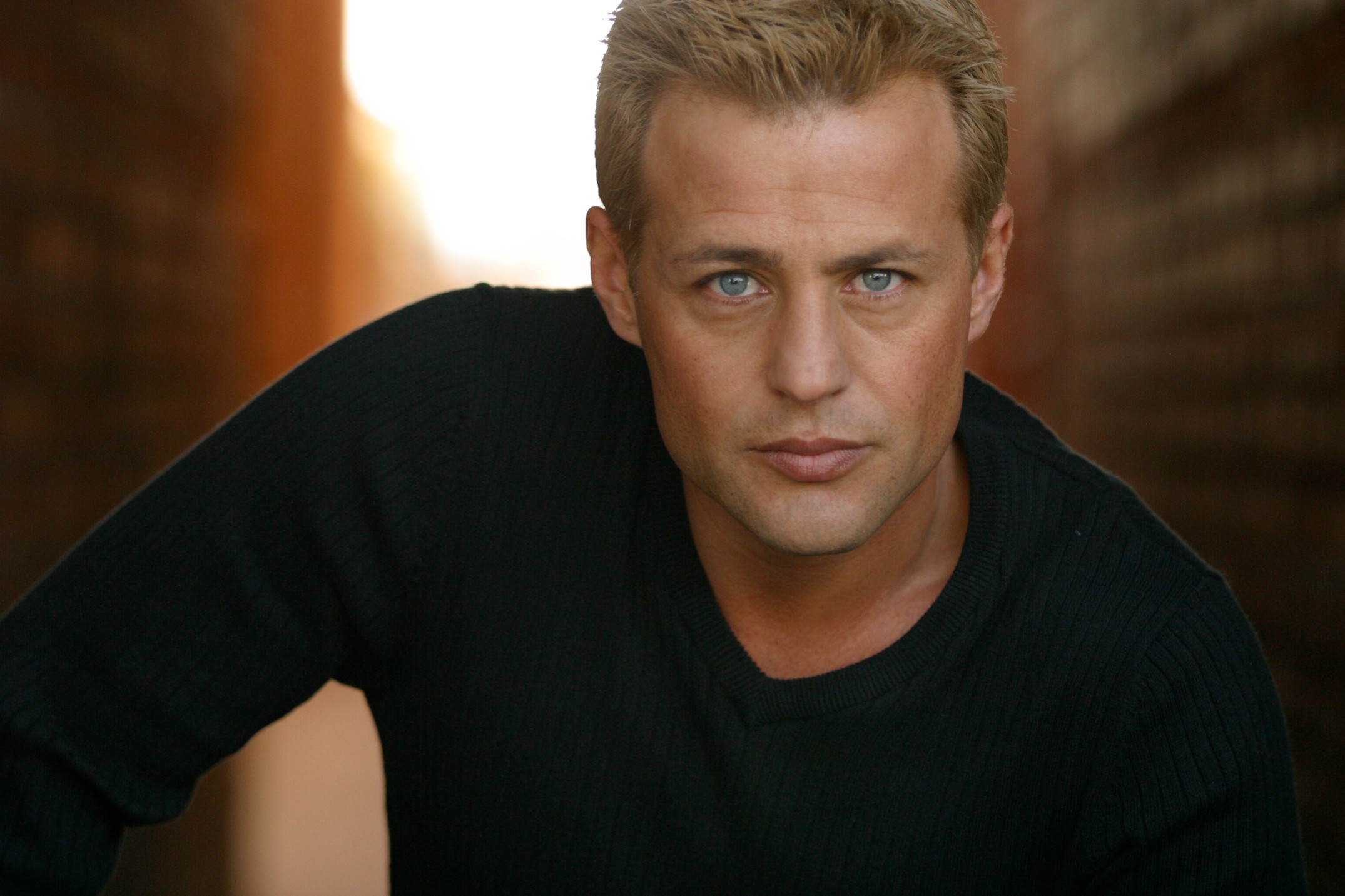 How tall is Louis Mandylor?